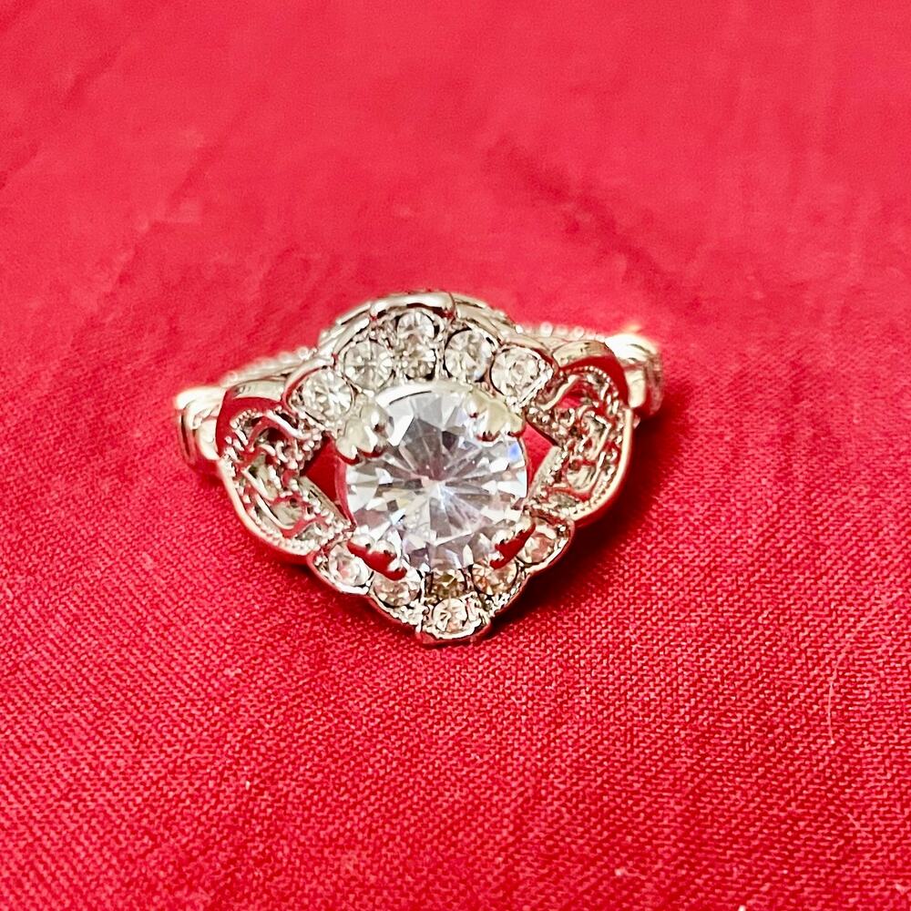 Vintage Women's Sparkly Silver Ring Size 8 Unknown Gemstone